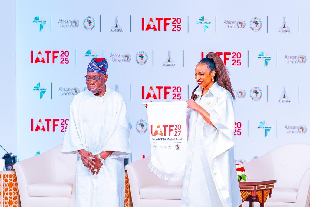 La ministre nigériane de l'Industrie, du Commerce et de l'Investissement, Dr Jumoke Aduwole, après avoir reçu le drapeau symbolisant l'organisation de la cinquième édition de la Foire commerciale intra-africaine en 2027 des mains du Président du Conseil consultatif de l'IATF, l'ancien Président de la République fédérale du Nigeria, S.E. Olusegun Obasanjo.